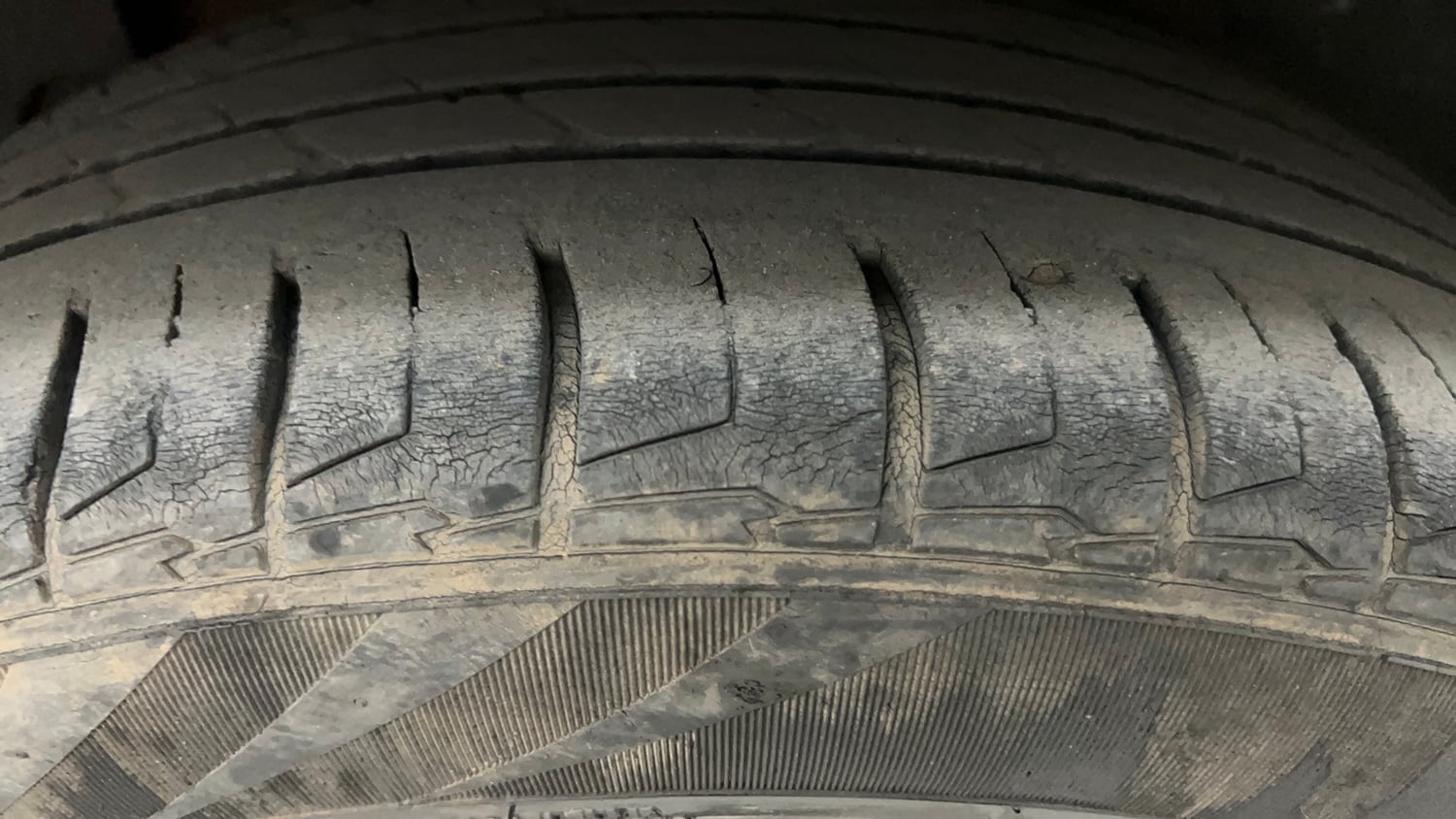Used 2022 Kia Seltos X Line 1.4 DCT Petrol Automatic tyres RIGHT REAR TYRE TREAD VIEW