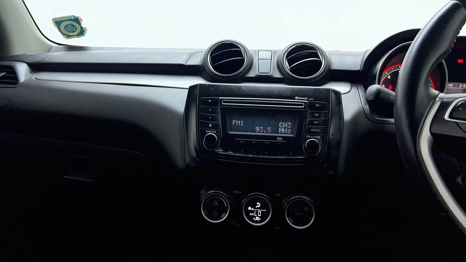 Used 2018 Maruti Suzuki Swift ZXi AMT Petrol Automatic interior MUSIC SYSTEM & AC CONTROL VIEW