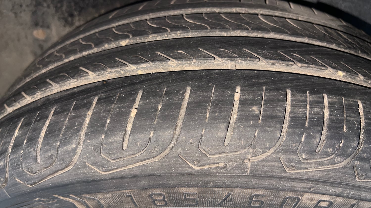 Used 2014 Volkswagen Polo Comfortline 1.2L (P) Petrol Manual tyres LEFT REAR TYRE TREAD VIEW