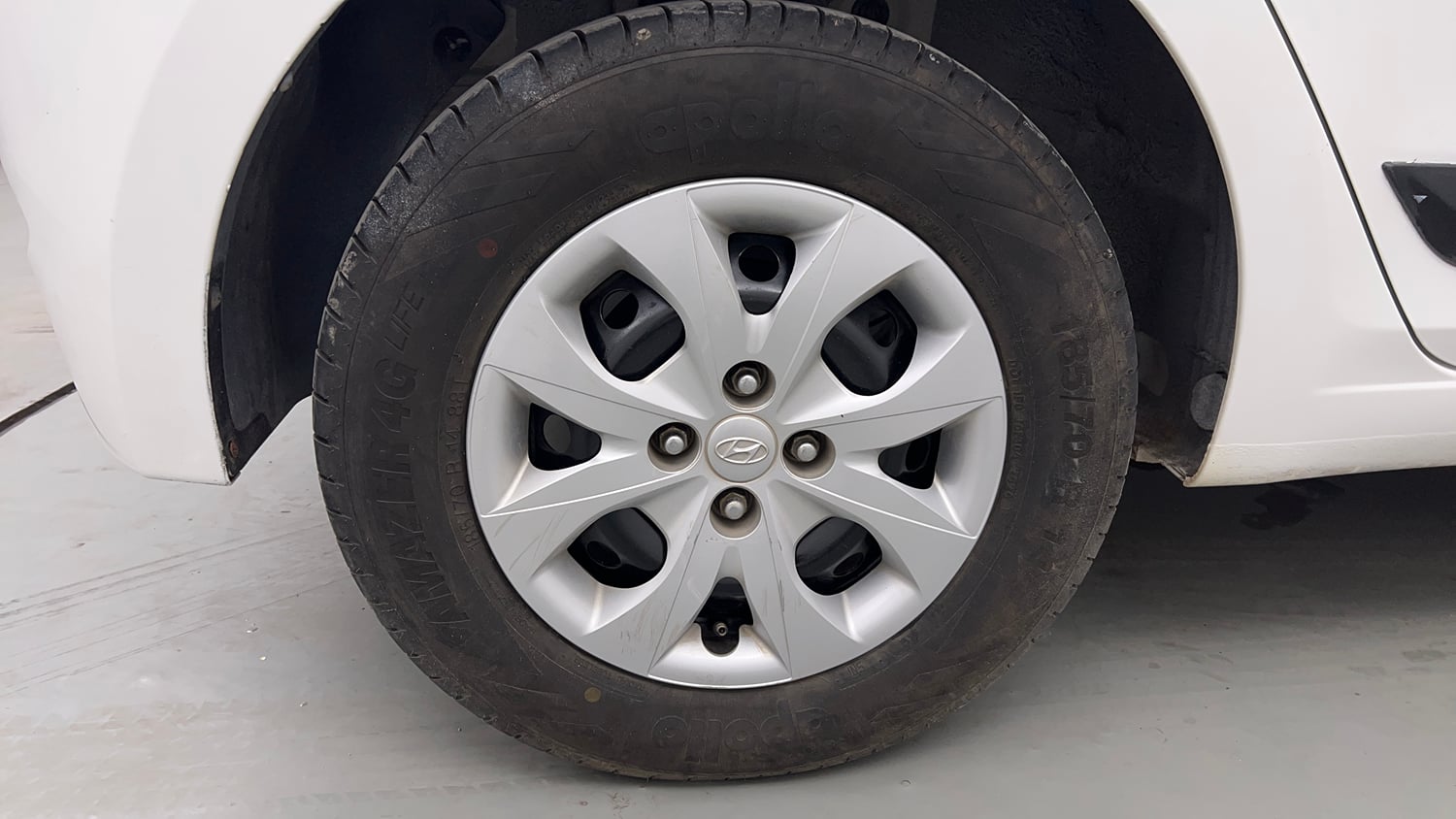 Used 2015 Hyundai Elite i20 Sportz 1.2 Petrol Manual tyres RIGHT REAR TYRE RIM VIEW