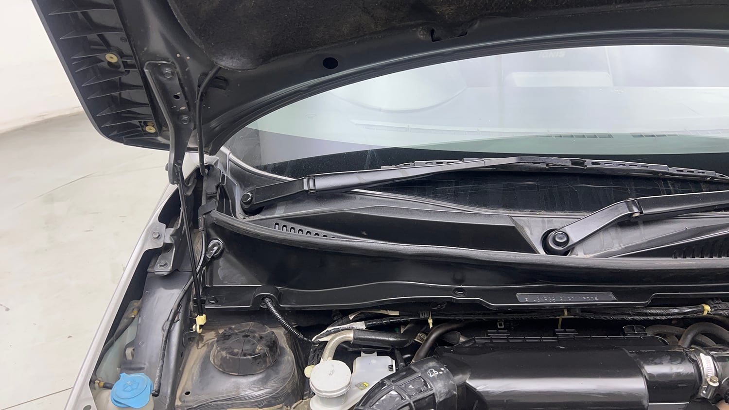 Used 2018 Maruti Suzuki Ignis Delta 1.2 AMT Petrol Automatic engine ENGINE RIGHT SIDE HINGE & APRON VIEW