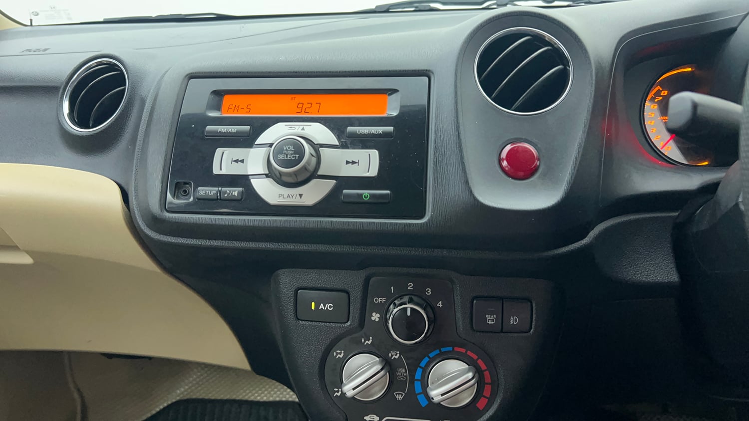 Used 2014 Honda Amaze 1.2 VX AT i-VTEC Petrol Automatic interior MUSIC SYSTEM & AC CONTROL VIEW