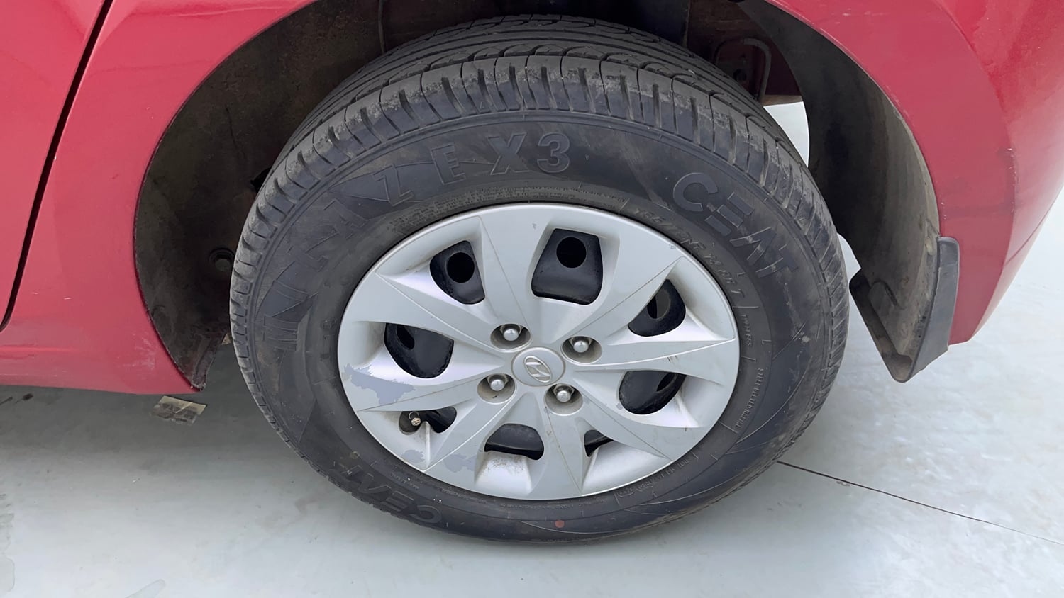 Used 2017 Hyundai Elite i20 Sportz 1.2 Petrol Manual tyres LEFT REAR TYRE RIM VIEW