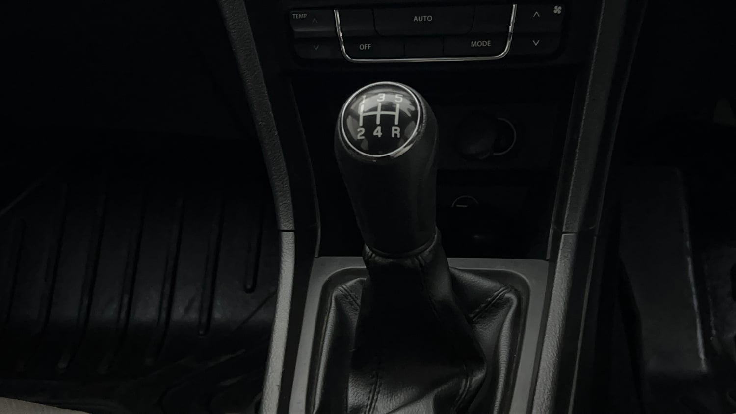 Used 2022 Toyota Urban Cruiser Premium Grade MT Petrol Manual interior GEAR  KNOB VIEW