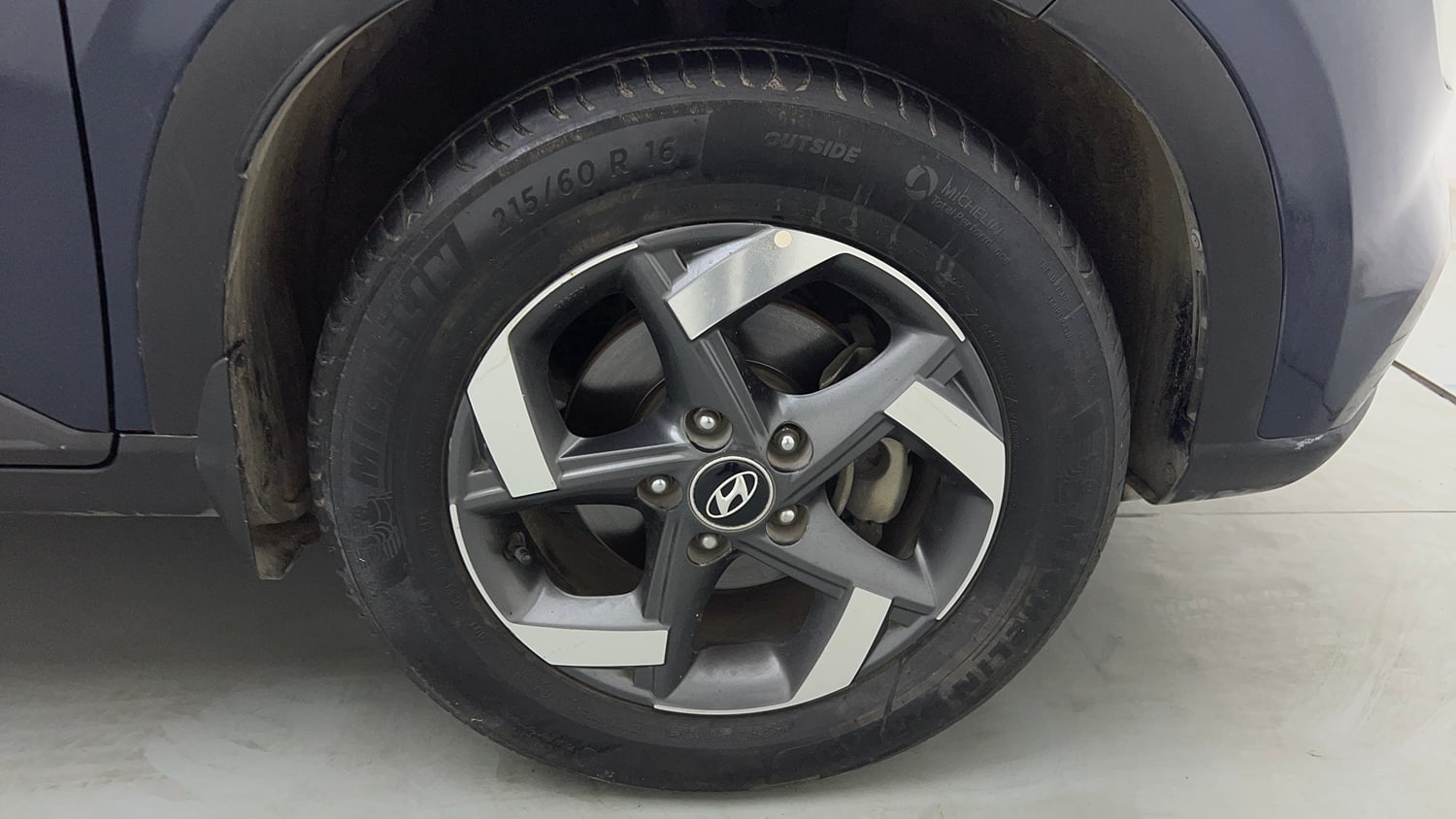 Used 2019 Hyundai Venue SX Plus 1.0 Turbo DCT Petrol Automatic tyres RIGHT FRONT TYRE RIM VIEW