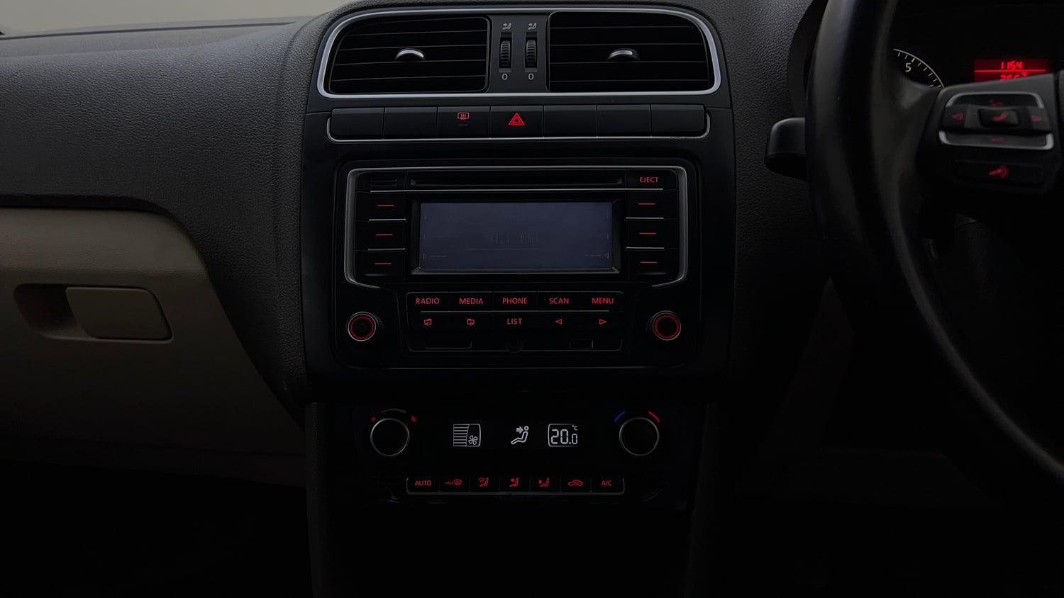 Used 2014 Volkswagen Vento Highline Petrol Petrol Manual interior MUSIC SYSTEM & AC CONTROL VIEW