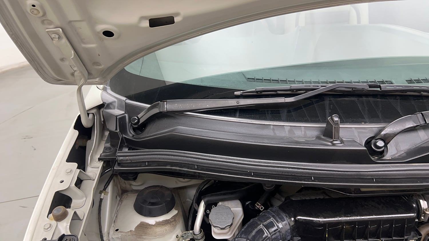 Used 2019 Maruti Suzuki Wagon R LXi 1.0 Petrol Manual engine ENGINE RIGHT SIDE HINGE & APRON VIEW