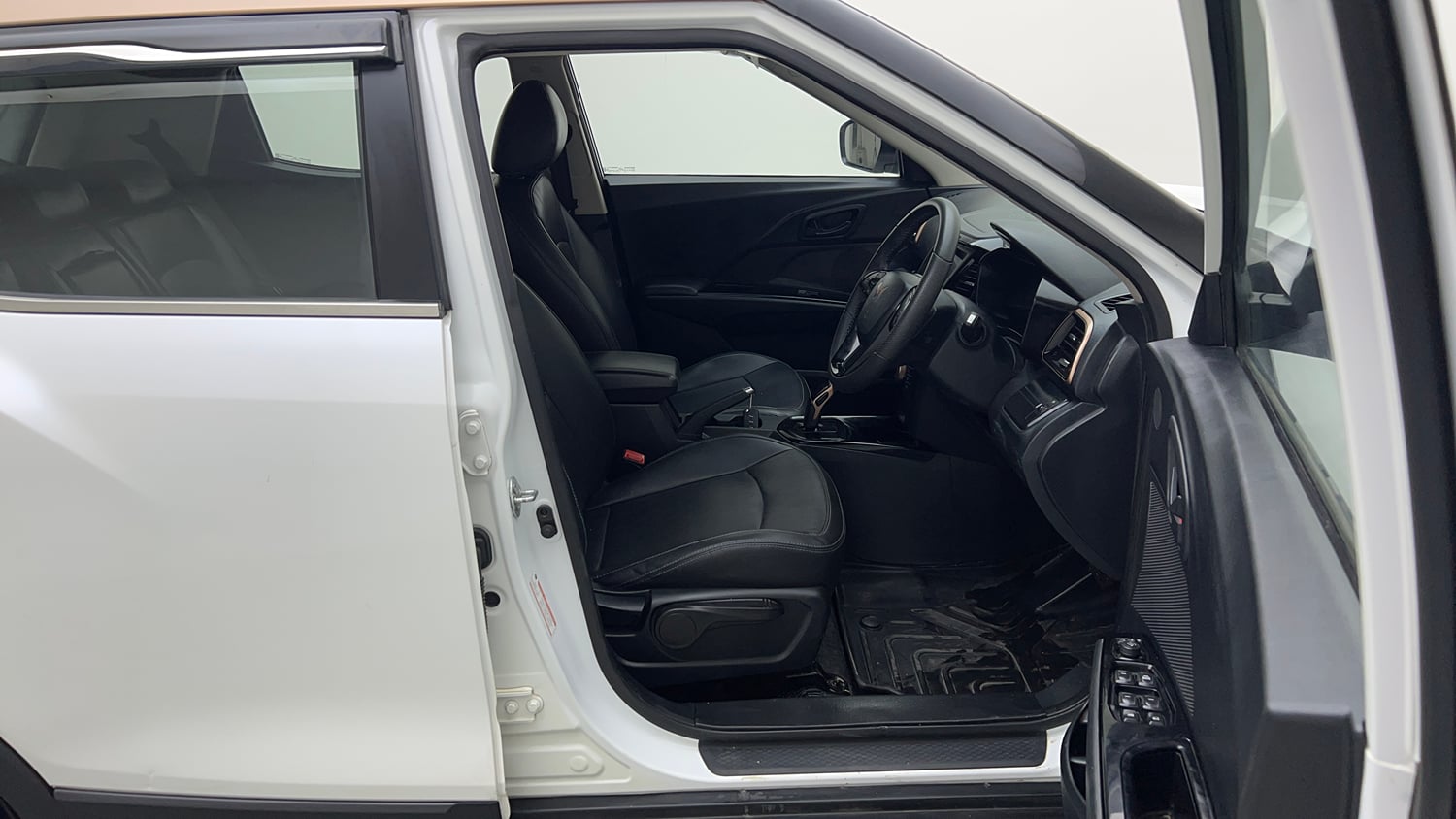 Used 2024 Mahindra XUV400 EL 39.4 KWH Dual Tone Electric Automatic interior RIGHT SIDE FRONT DOOR CABIN VIEW