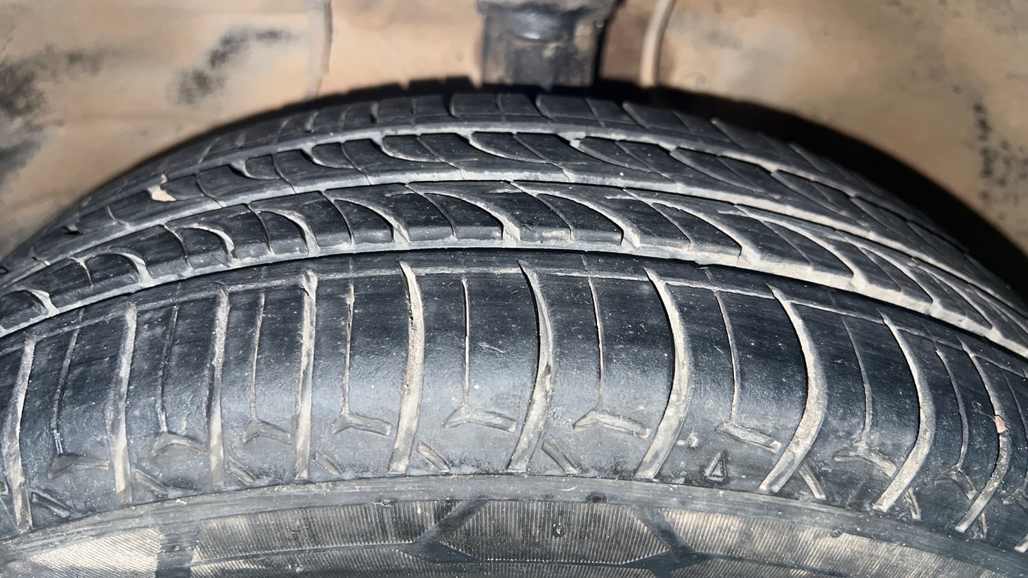 Used 2018 Maruti Suzuki Wagon R 1.0 VXI AMT (O) Petrol Automatic tyres LEFT FRONT TYRE TREAD VIEW