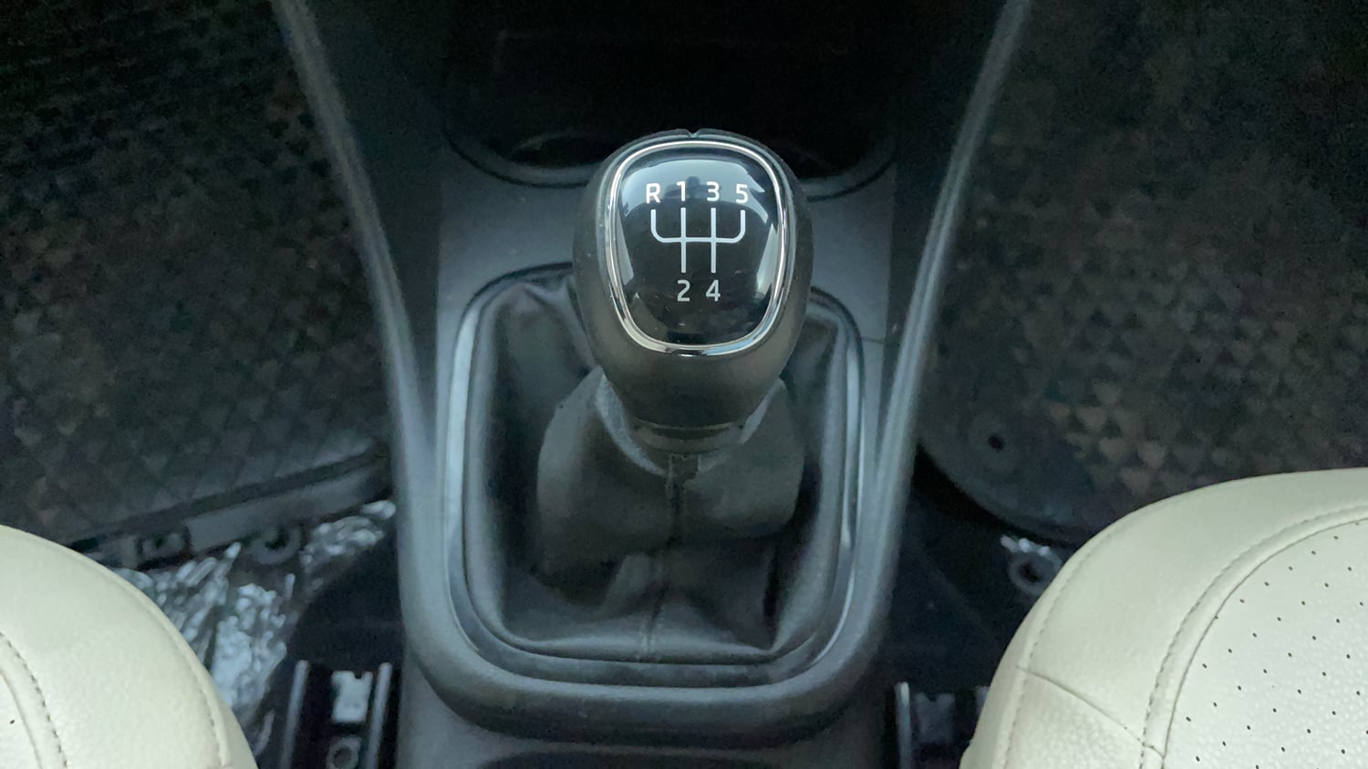 Used 2018 Skoda Rapid Style 1.6 MPI Petrol Manual interior GEAR  KNOB VIEW