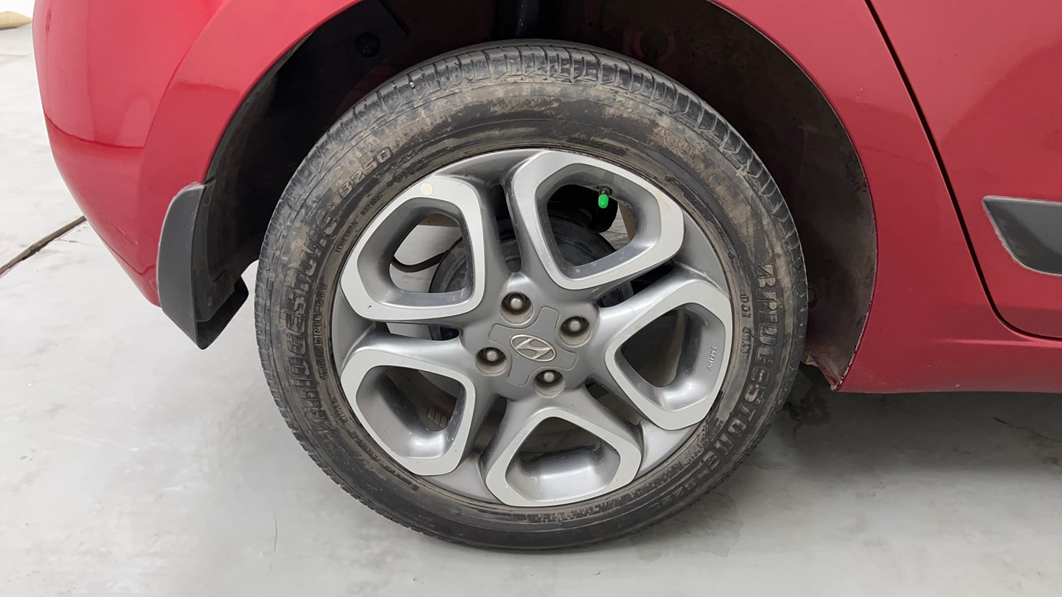 Used 2018 Hyundai Elite i20 Asta 1.2 (O) Petrol Manual tyres RIGHT REAR TYRE RIM VIEW