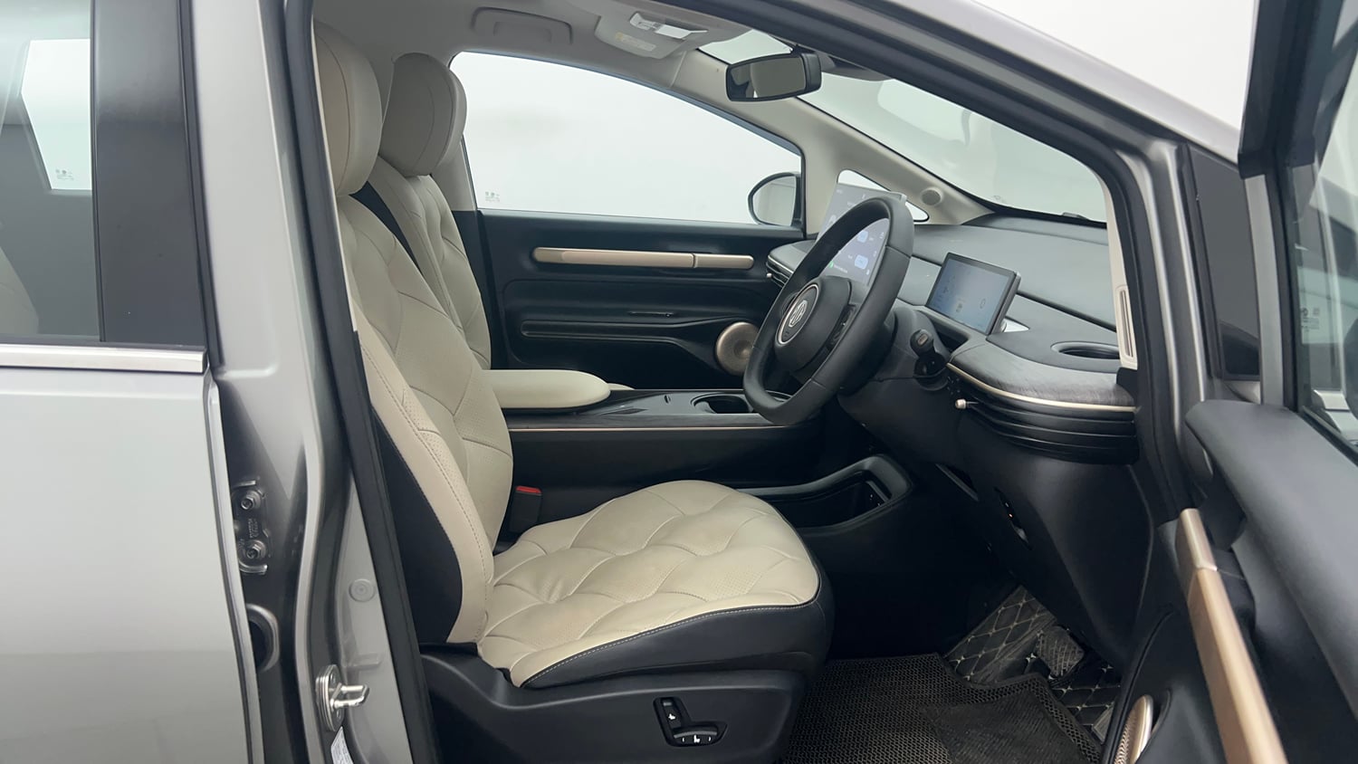 Used 2026 MG Motors Windsor EV Essence Pro Electric Automatic interior RIGHT SIDE FRONT DOOR CABIN VIEW