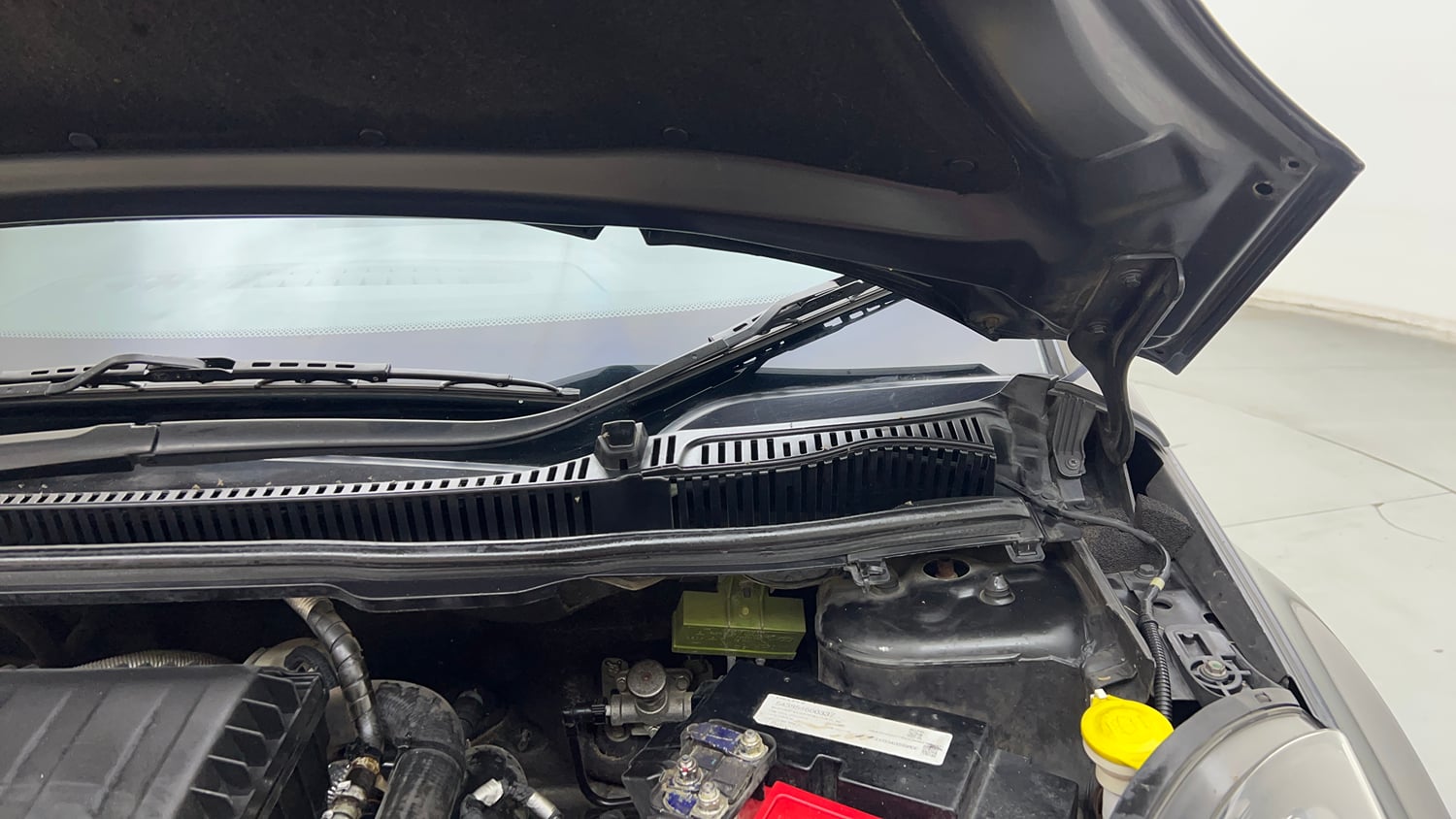 Used 2019 Tata Nexon XMA Diesel Diesel Automatic engine ENGINE LEFT SIDE HINGE & APRON VIEW