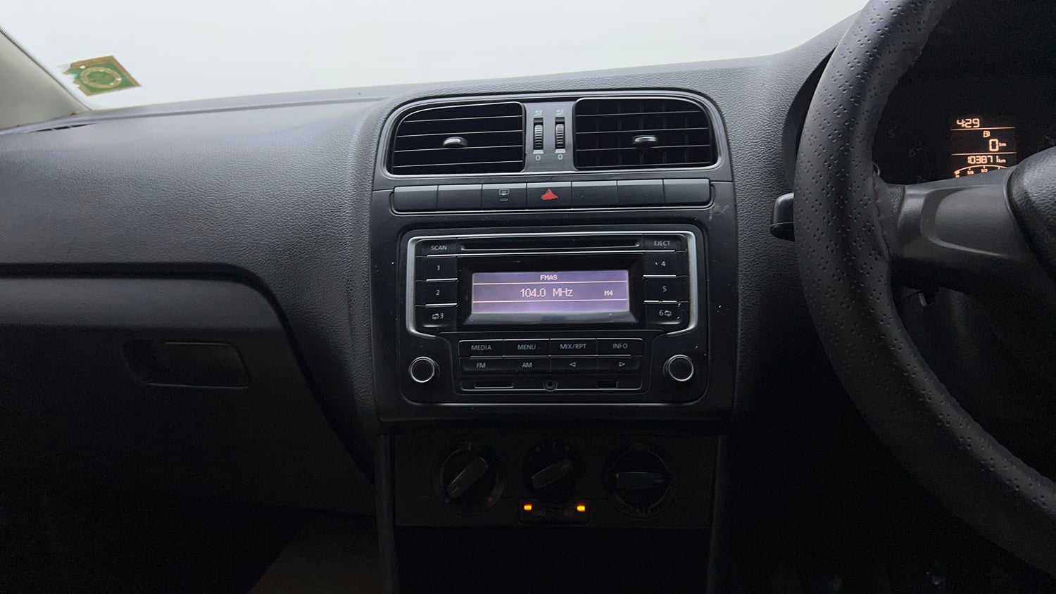 Used 2014 Volkswagen Polo Comfortline 1.2L (P) Petrol Manual top_features Integrated (in-dash) music system