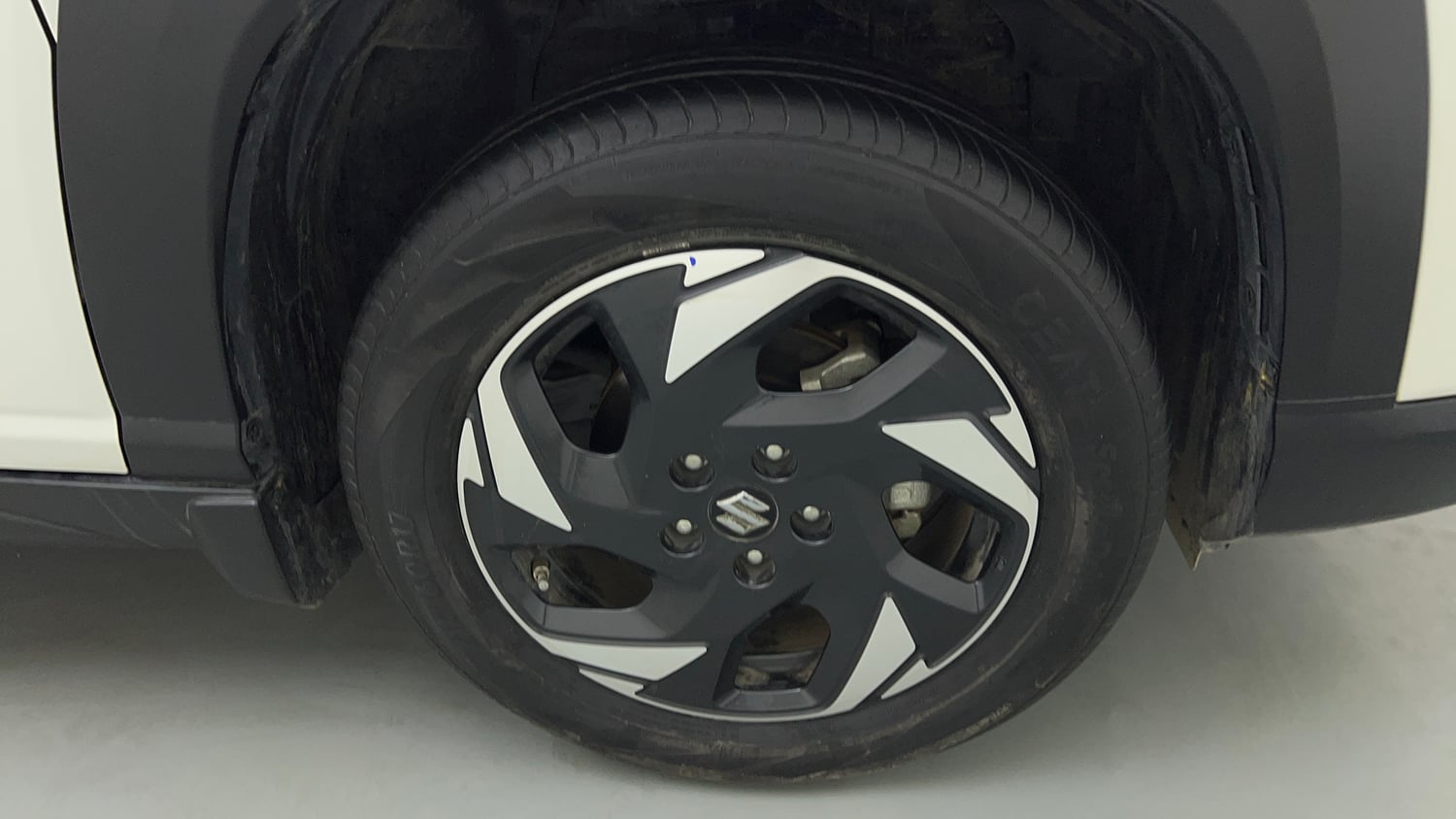 Used 2025 Maruti Suzuki Victoris ZXI+ (O) THS 2W Hybrid Automatic tyres RIGHT FRONT TYRE RIM VIEW