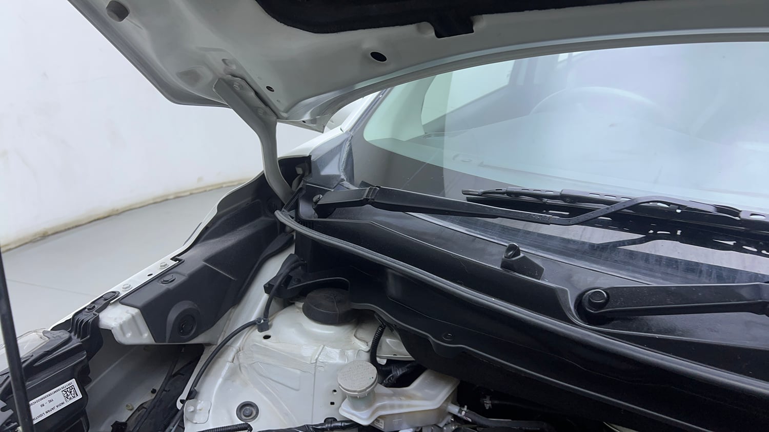 Used 2024 Maruti Suzuki XL6 Zeta MT Petrol Petrol Manual engine ENGINE RIGHT SIDE HINGE & APRON VIEW