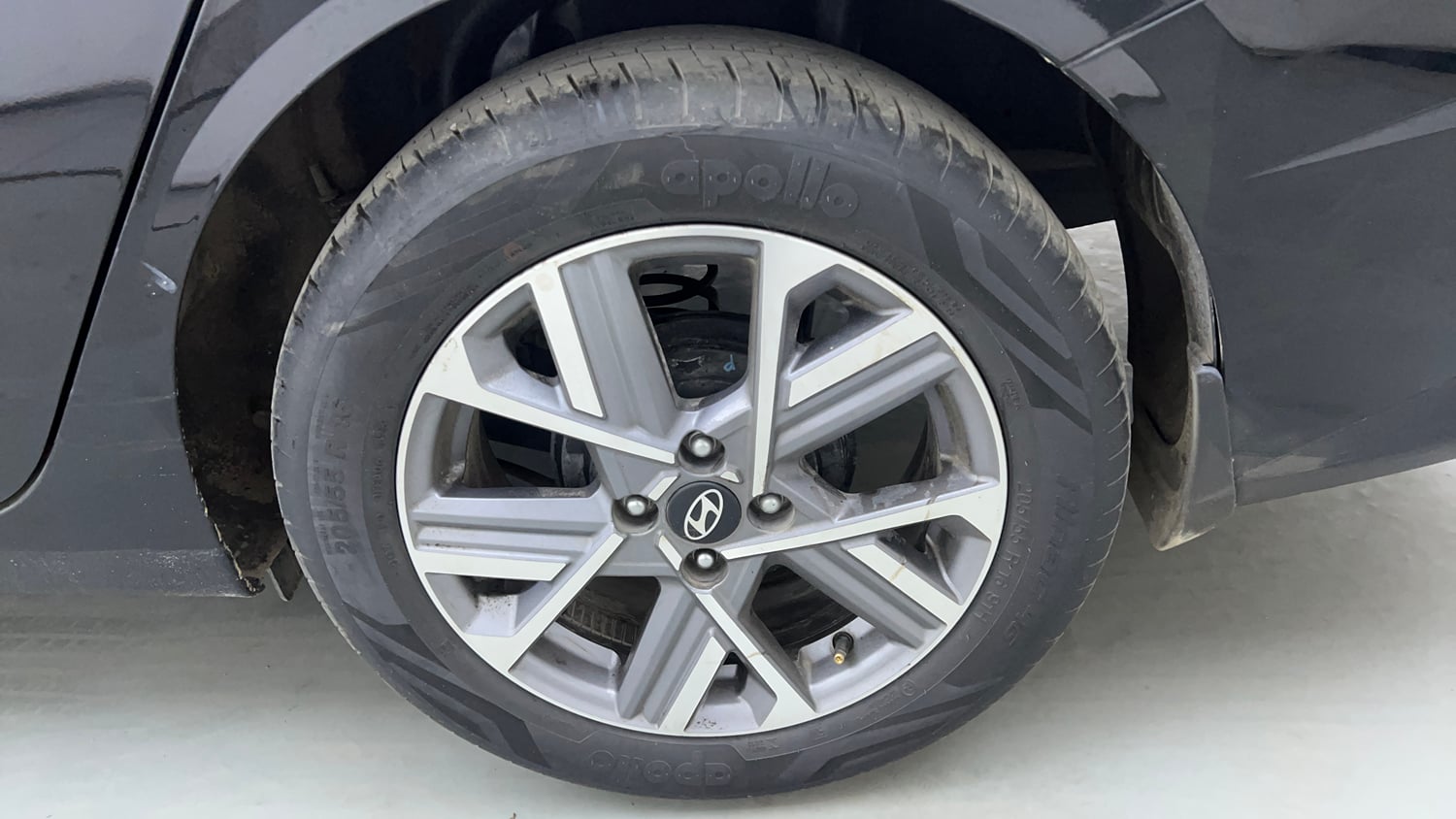 Used 2023 Hyundai Verna SX (O)1.5 MPi Petrol Manual tyres LEFT REAR TYRE RIM VIEW
