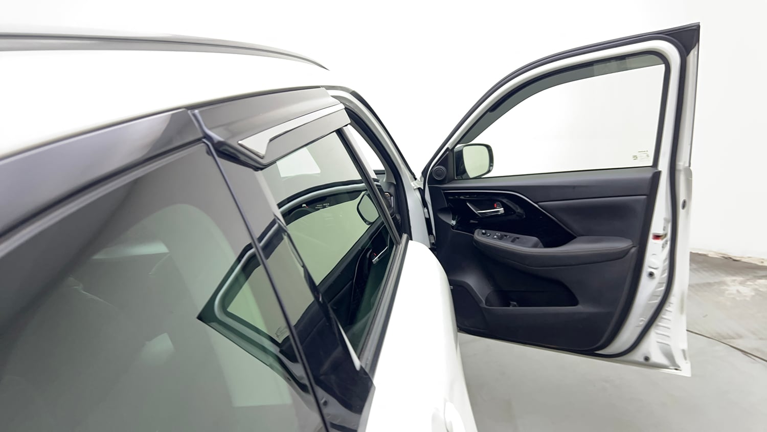 Used 2025 Maruti Suzuki Victoris ZXI+ (O) THS 2W Hybrid Automatic interior RIGHT FRONT DOOR OPEN VIEW