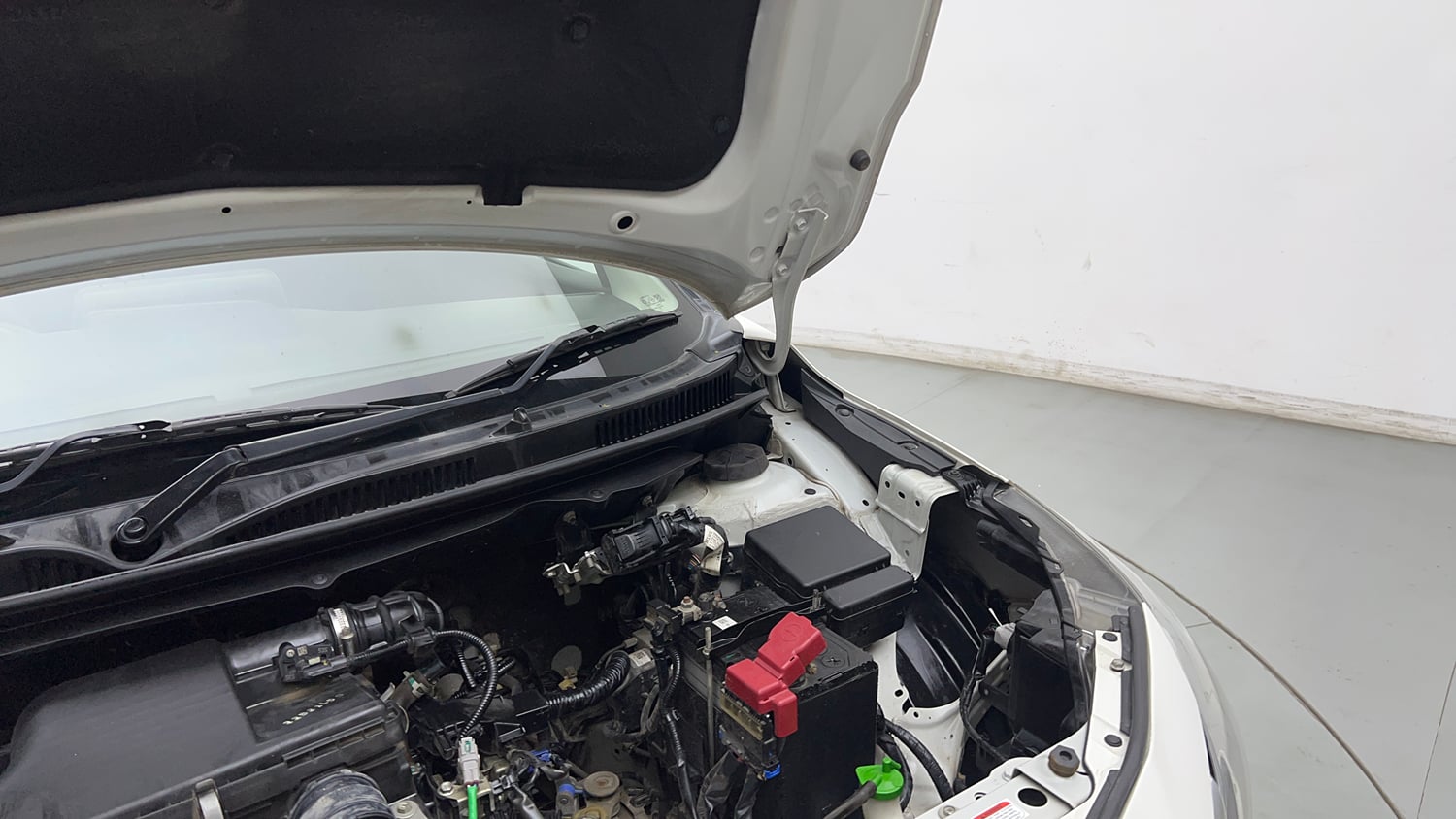 Used 2022 Maruti Suzuki Baleno Zeta MT Petrol Manual engine ENGINE LEFT SIDE HINGE & APRON VIEW