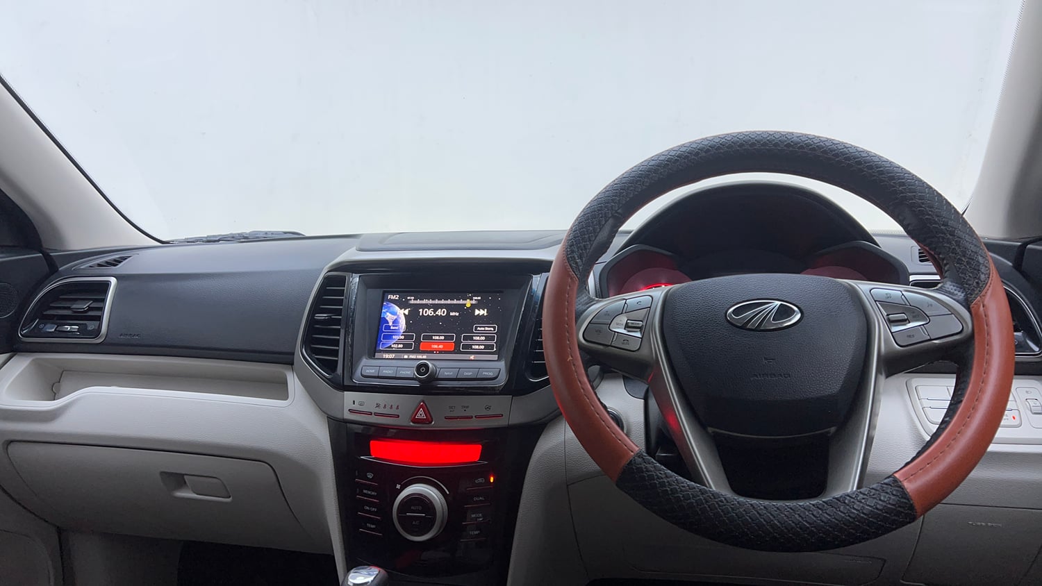 Used 2021 Mahindra XUV 300 W8 (O) 1.2 Petrol AMT Petrol Automatic interior DASHBOARD VIEW