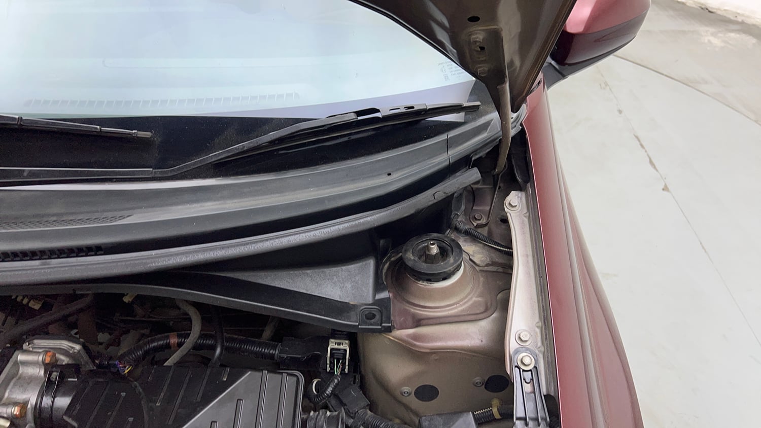 Used 2014 Honda Amaze 1.2 S i-VTEC Petrol Manual engine ENGINE LEFT SIDE HINGE & APRON VIEW