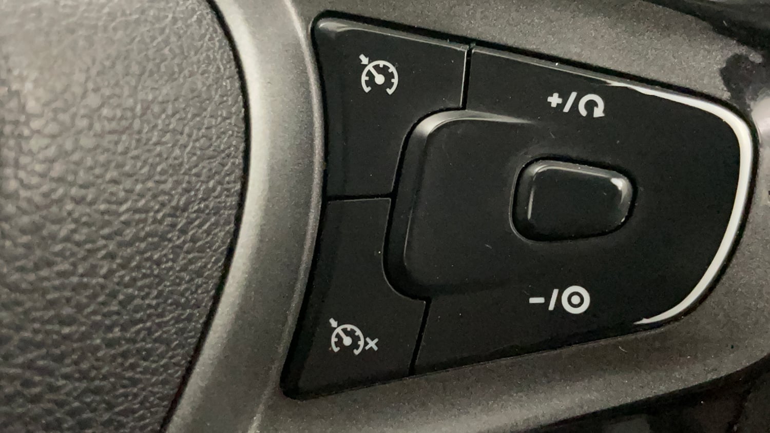 Used 2020 Tata Altroz XT Petrol Petrol Manual top_features Cruise control