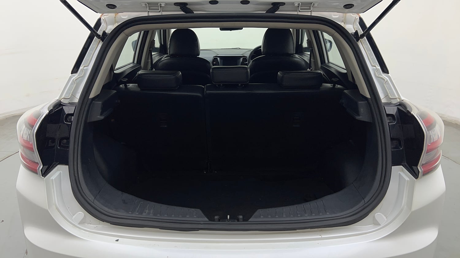 Used 2024 Mahindra XUV400 EL 39.4 KWH Dual Tone Electric Automatic interior DICKY INSIDE VIEW