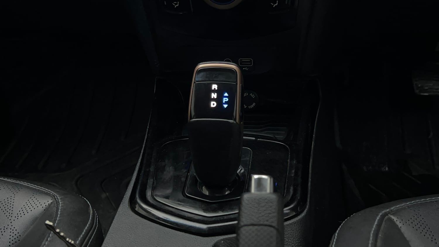 Used 2024 Mahindra XUV400 EL 39.4 KWH Dual Tone Electric Automatic interior GEAR  KNOB VIEW