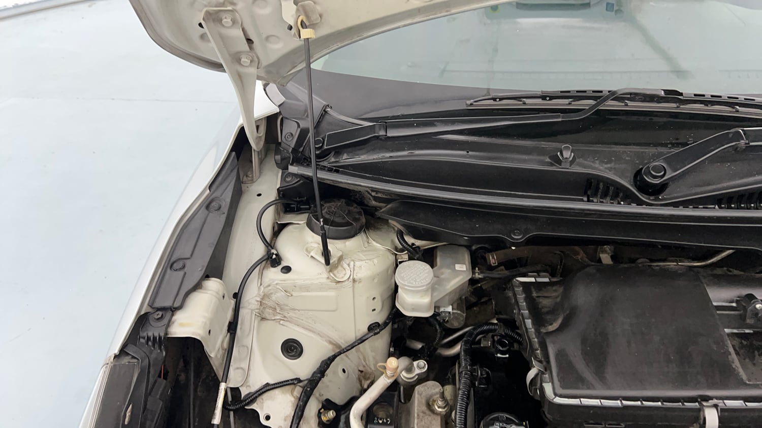 Used 2022 Maruti Suzuki Baleno Zeta MT Petrol Manual engine ENGINE RIGHT SIDE HINGE & APRON VIEW