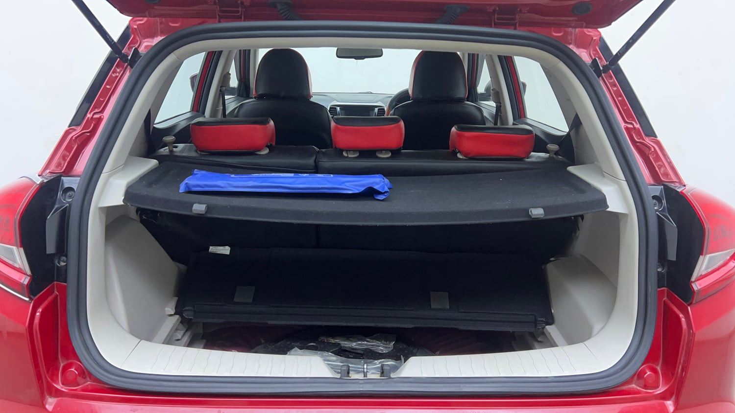 Used 2021 Mahindra XUV 300 W8 (O) 1.2 Petrol AMT Petrol Automatic interior DICKY INSIDE VIEW