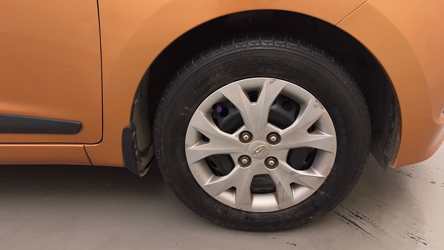 Used 2016 Hyundai Grand i10 Sportz 1.2 Kappa VTVT Petrol Manual tyres RIGHT FRONT TYRE RIM VIEW