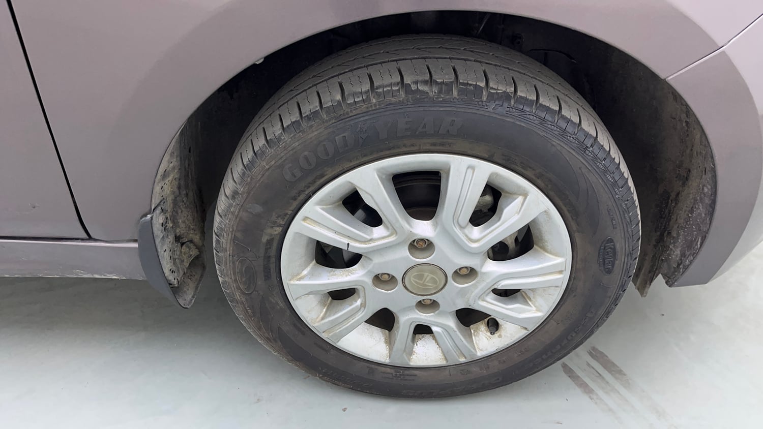 Used 2018 Tata Tiago Revotron XZ Petrol Manual tyres RIGHT FRONT TYRE RIM VIEW