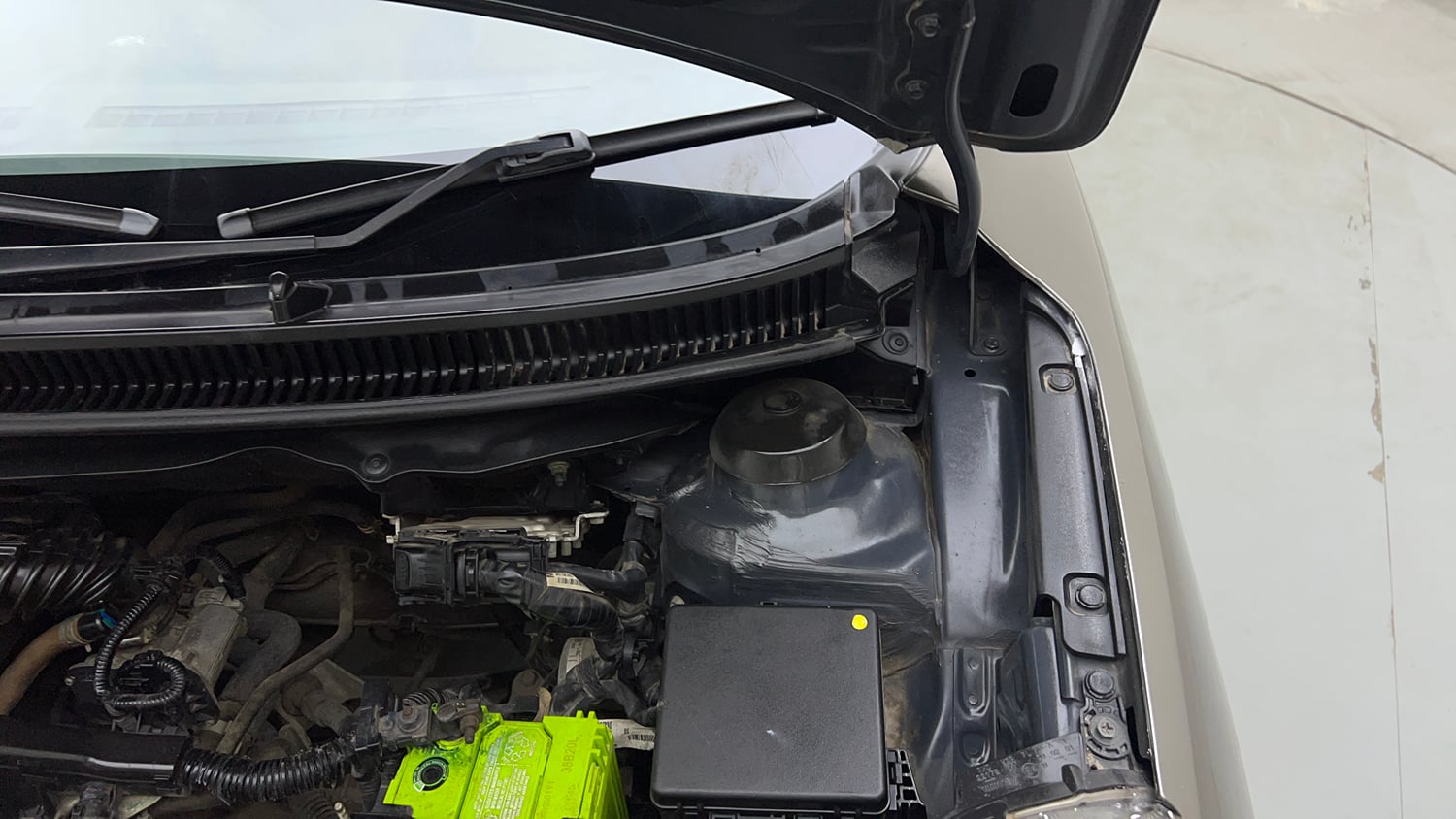 Used 2020 Maruti Suzuki Baleno Alpha Petrol Manual engine ENGINE LEFT SIDE HINGE & APRON VIEW