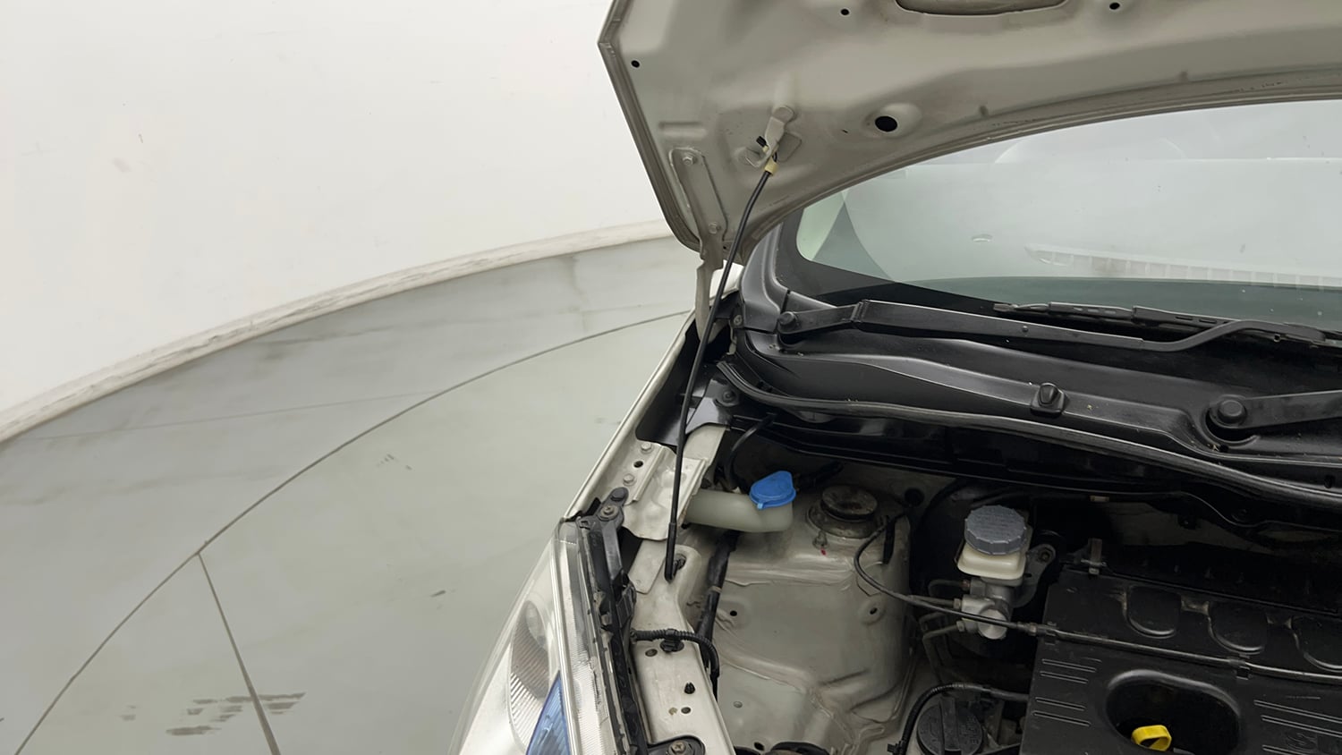 Used 2014 Maruti Suzuki Wagon R VXI Petrol Manual engine ENGINE RIGHT SIDE HINGE & APRON VIEW