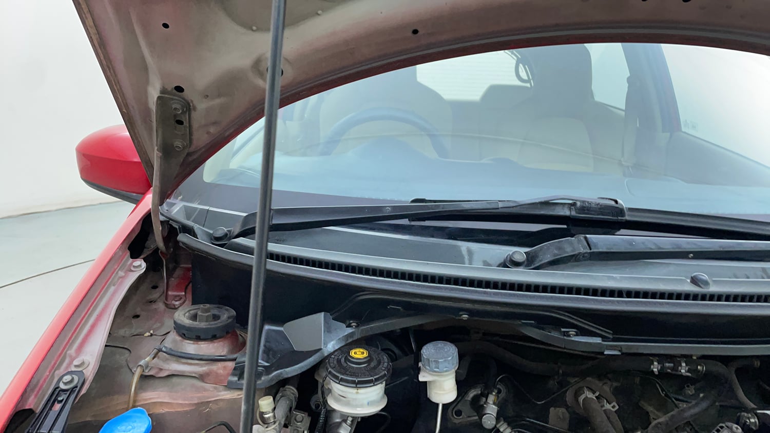 Used 2014 Honda Brio S MT Petrol Manual engine ENGINE RIGHT SIDE HINGE & APRON VIEW