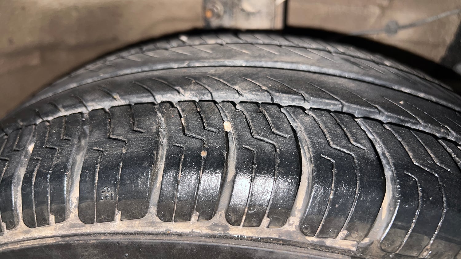 Used 2016 Maruti Suzuki Swift ZXi Petrol Manual tyres RIGHT FRONT TYRE TREAD VIEW