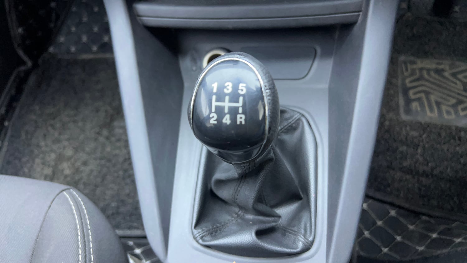 Used 2016 Ford Figo Titanium1.5 TDCi Diesel Manual interior GEAR  KNOB VIEW