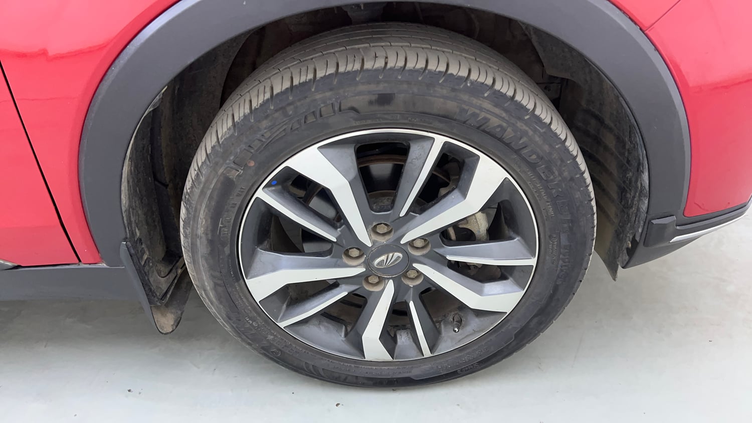 Used 2021 Mahindra XUV 300 W8 (O) 1.2 Petrol AMT Petrol Automatic tyres RIGHT FRONT TYRE RIM VIEW