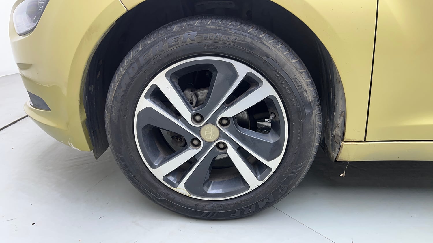 Used 2020 Tata Altroz XZ Petrol Petrol Manual tyres LEFT FRONT TYRE RIM VIEW