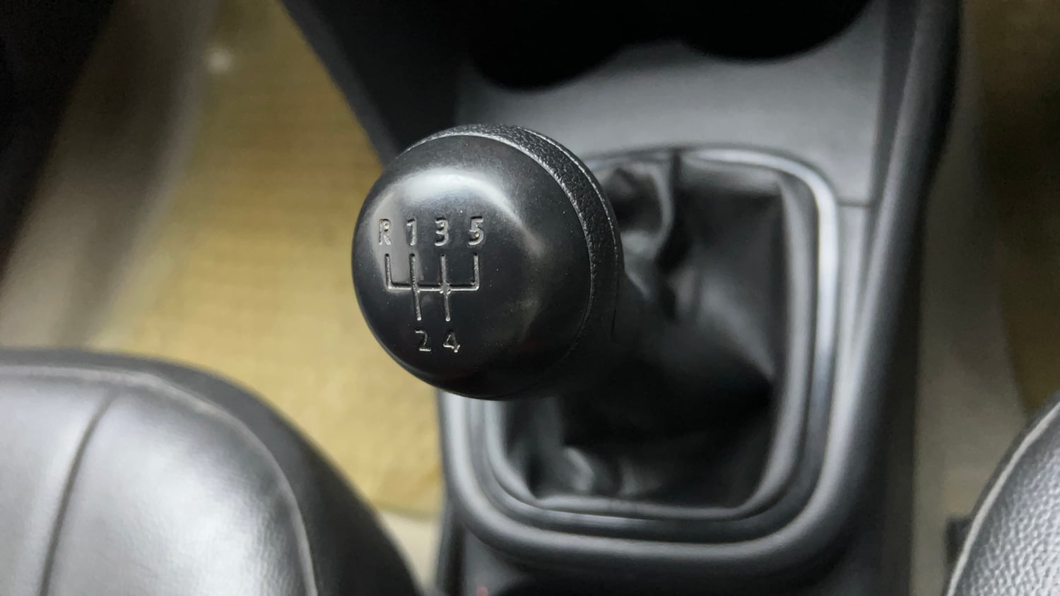Used 2014 Volkswagen Polo Comfortline 1.2L (P) Petrol Manual interior GEAR  KNOB VIEW