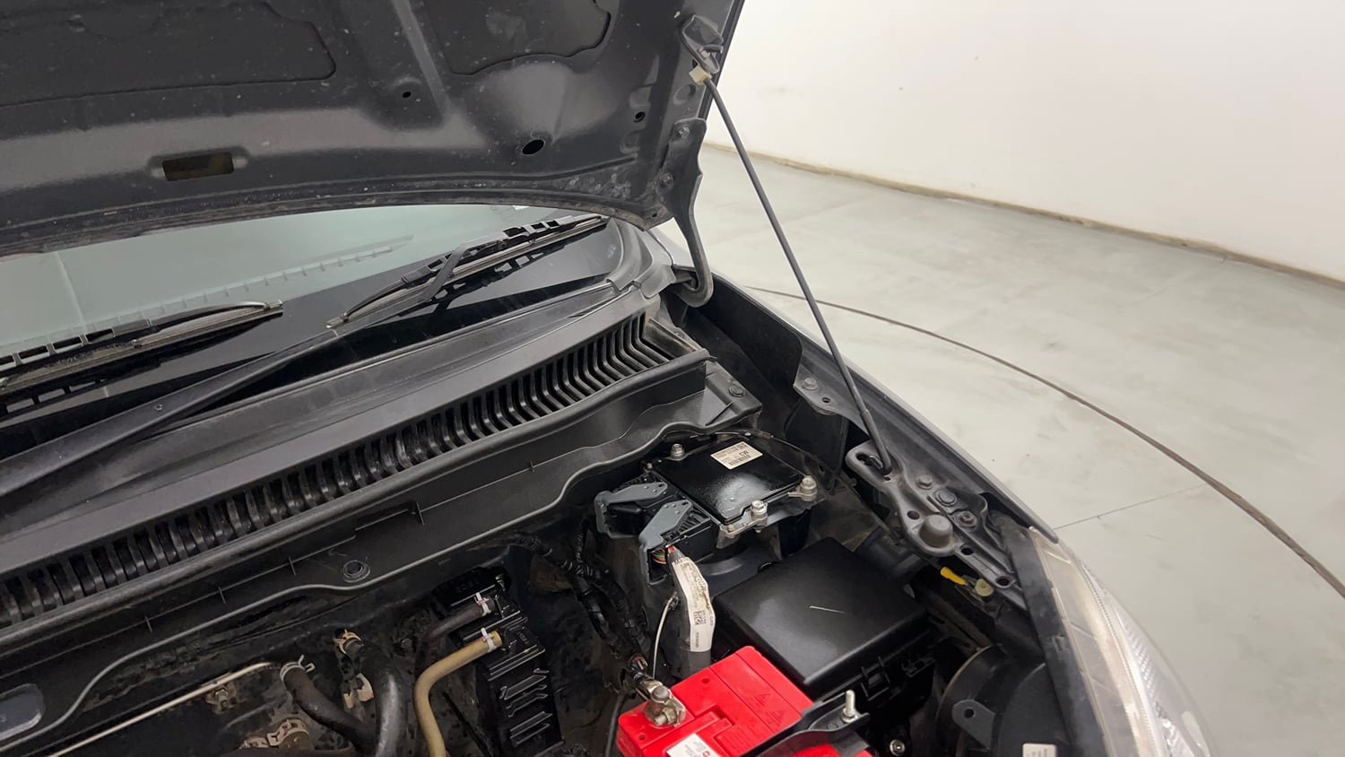 Used 2023 Maruti Suzuki Alto K10 VXi Petrol Manual engine ENGINE LEFT SIDE HINGE & APRON VIEW