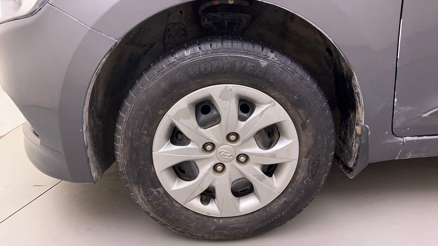 Used 2016 Hyundai Elite i20 Sportz 1.2 Petrol Manual tyres LEFT FRONT TYRE RIM VIEW