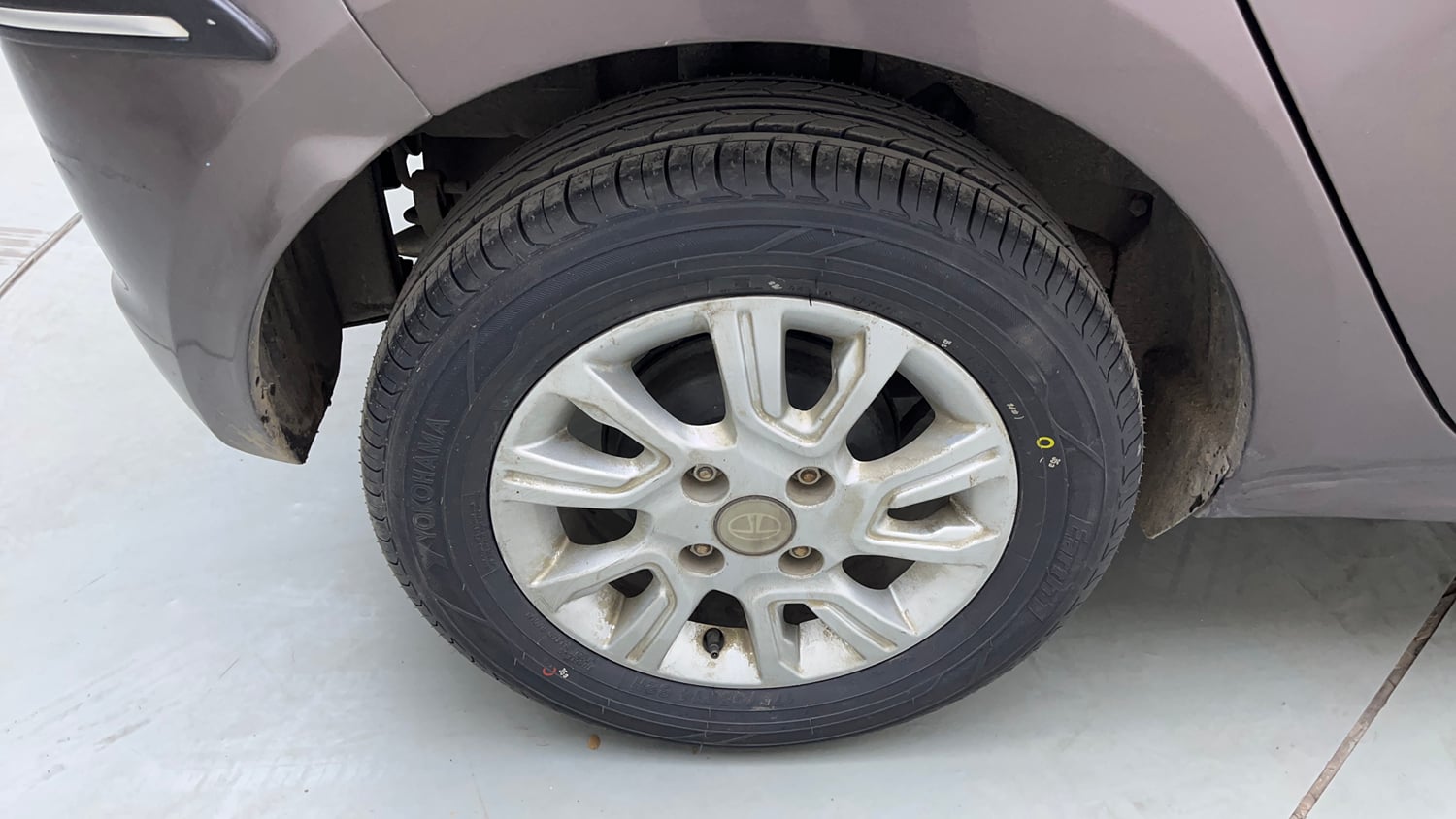 Used 2018 Tata Tiago Revotron XZ Petrol Manual tyres RIGHT REAR TYRE RIM VIEW