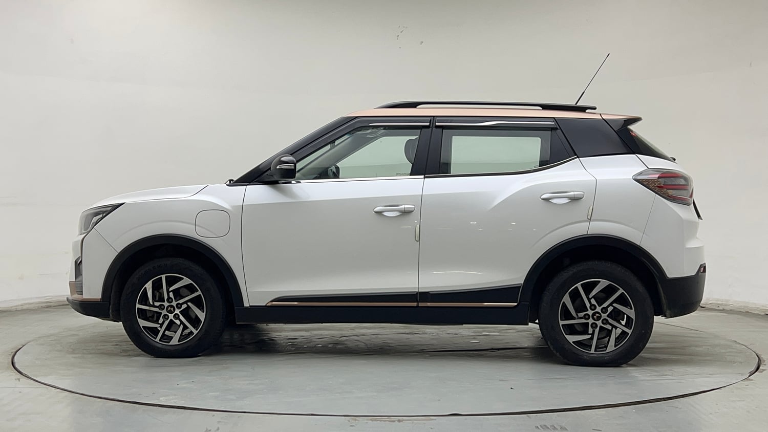 Used 2024 Mahindra XUV400 EL 39.4 KWH Dual Tone Electric Automatic exterior LEFT SIDE VIEW