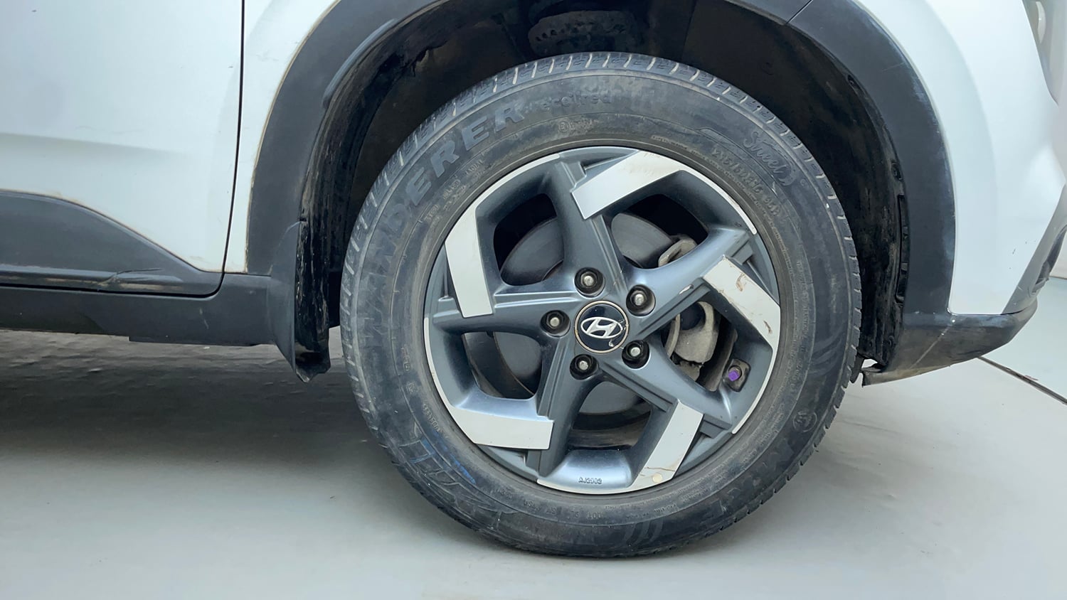 Used 2021 Hyundai Venue SX Plus 1.0 Turbo DCT Petrol Automatic tyres RIGHT FRONT TYRE RIM VIEW