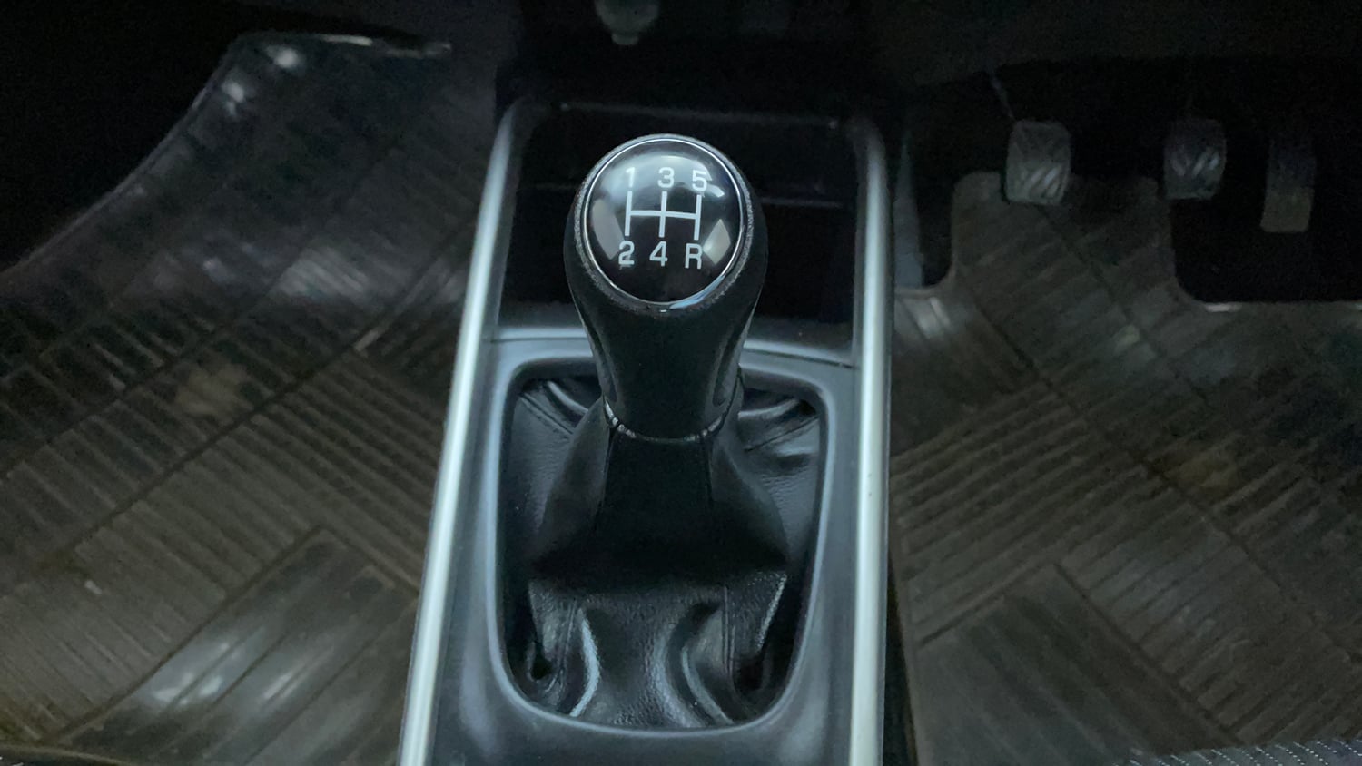Used 2017 Maruti Suzuki Baleno Delta 1.2 Petrol Manual interior GEAR  KNOB VIEW