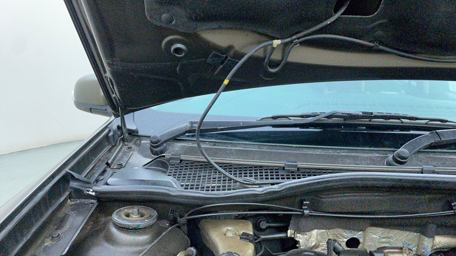 Used 2021 Renault Duster RXZ 1.5 Petrol MT Petrol Manual engine ENGINE RIGHT SIDE HINGE & APRON VIEW