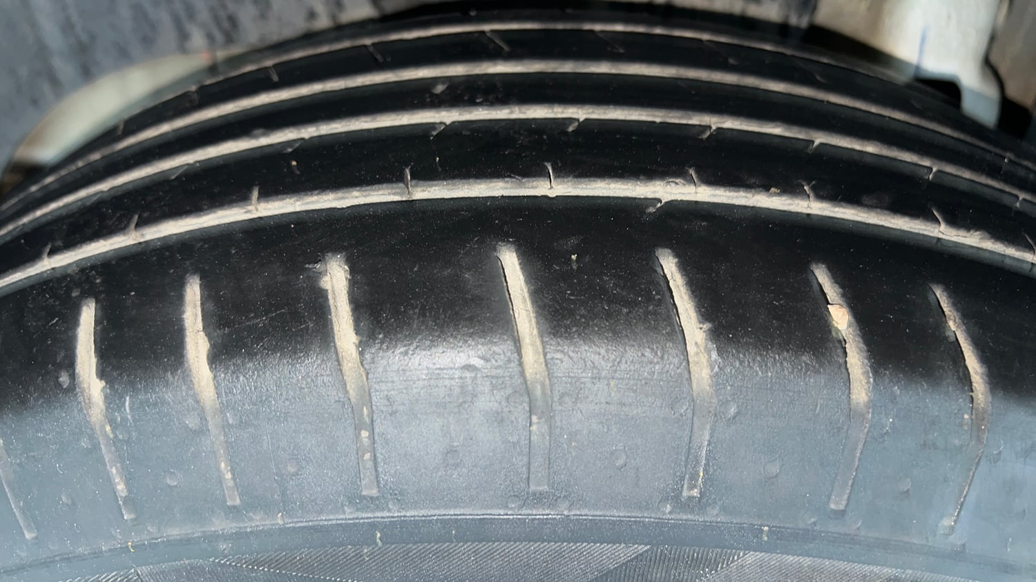 Used 2024 Mahindra XUV400 EL 39.4 KWH Dual Tone Electric Automatic tyres RIGHT REAR TYRE TREAD VIEW