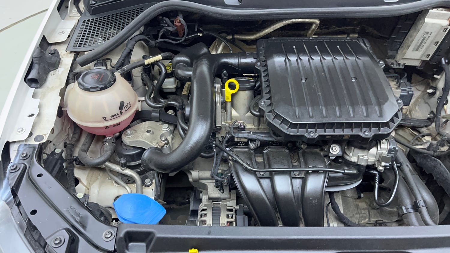 Used 2020 Volkswagen Polo Comfortline Plus 1.0L MPI Petrol Manual engine ENGINE RIGHT SIDE VIEW