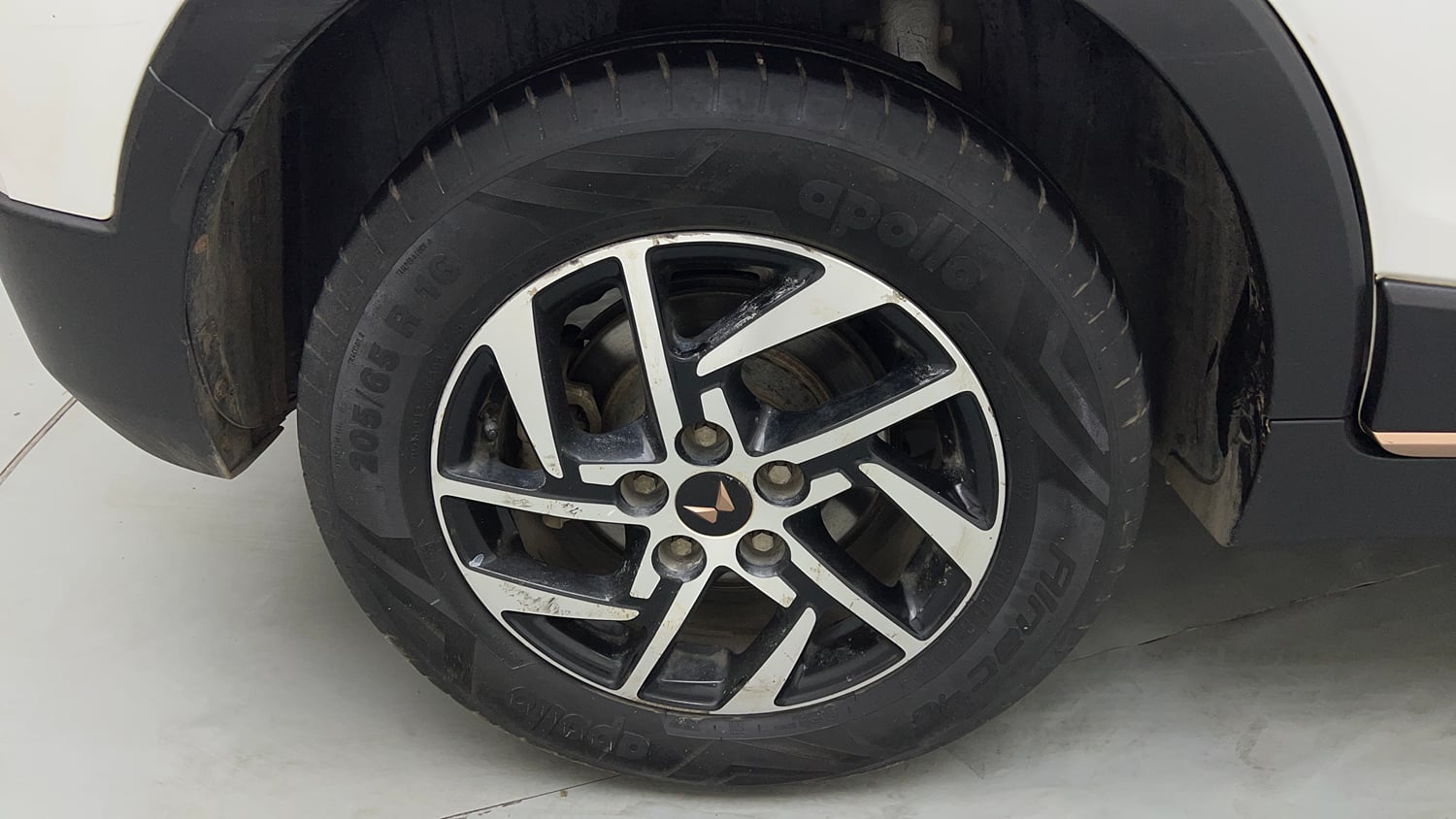 Used 2024 Mahindra XUV400 EL 39.4 KWH Dual Tone Electric Automatic tyres RIGHT REAR TYRE RIM VIEW